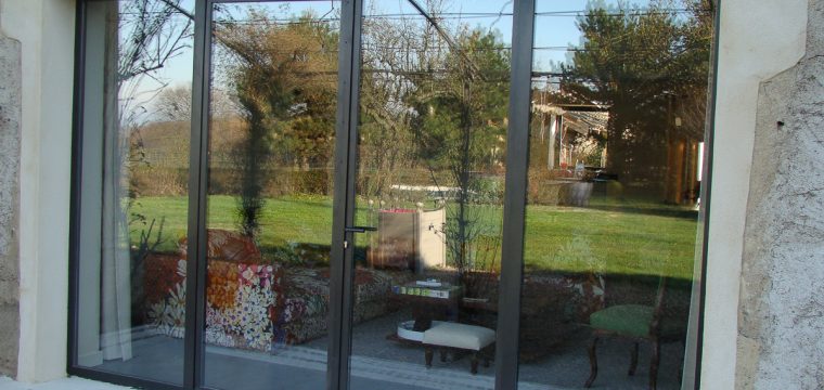 Une porte coulissante en verre dans une maison.