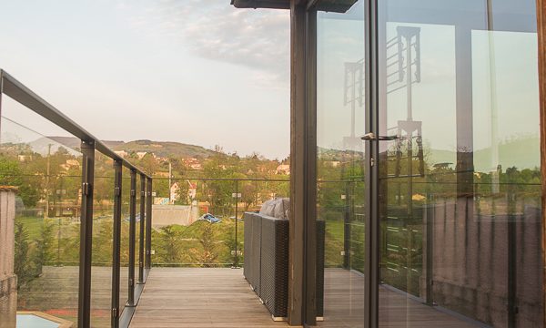 "Véranda sur mesure et baie vitrée en métal de notre usine de Lyon"