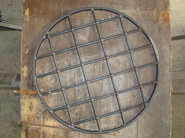 Une circulaire métallique sur une table en bois.