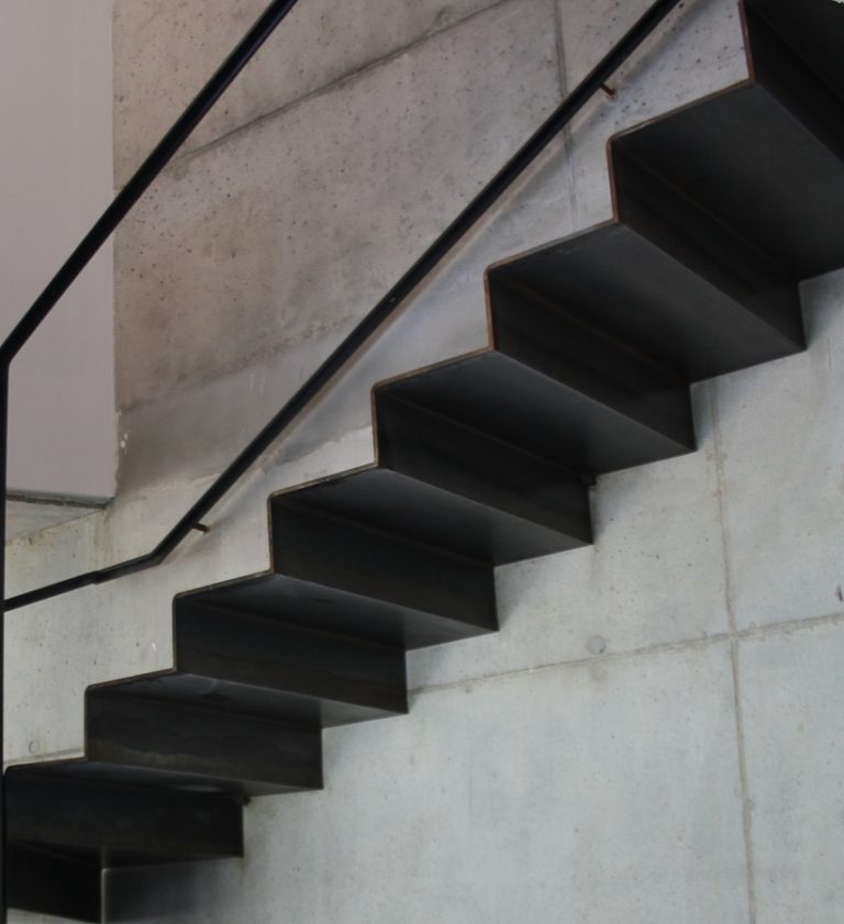 escalier-speciaux-suspendus-a-pas-decales-16