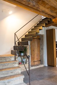 Un escalier menant à une cuisine dans une maison.