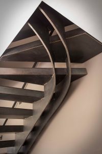 Une image d'un escalier en colimaçon dans une pièce.