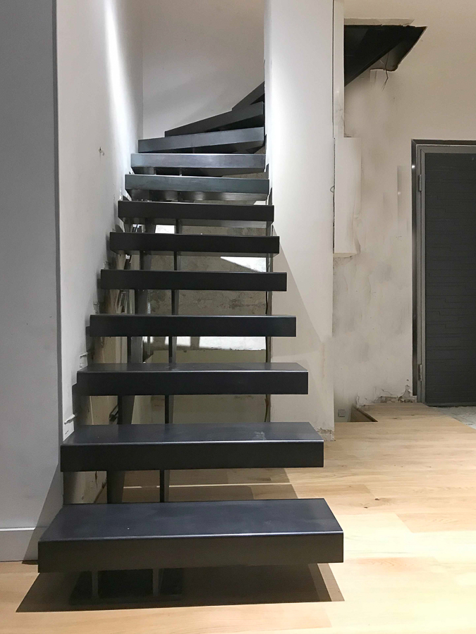 Escaliers métalliques sur mesure et de haute qualité à limon décalé, fabriqués par nos métalliers expérimentés exploités près de Lyon, installés dans une habitation située au sein du département du Rhône, présentant une harmonie parfaite avec des planchers en bois.