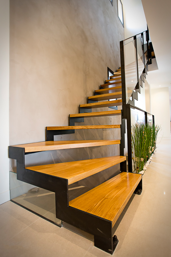 Escalier métallique sur mesure de grande qualité, réalisé par un artisan métallier à Lyon, dans le département du Rhône.