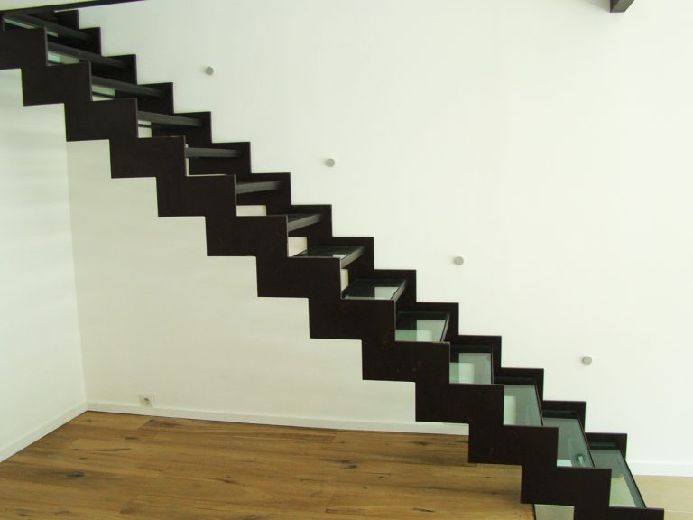 Escalier en verre créé sur mesure par un artisan métallier basé à Lyon, dans le département du Rhône, illustrant la haute qualité de ses réalisations en matière de produits métalliques.