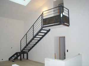 Un escalier dans une pièce.
