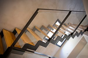 Une rampe en verre sur un escalier.