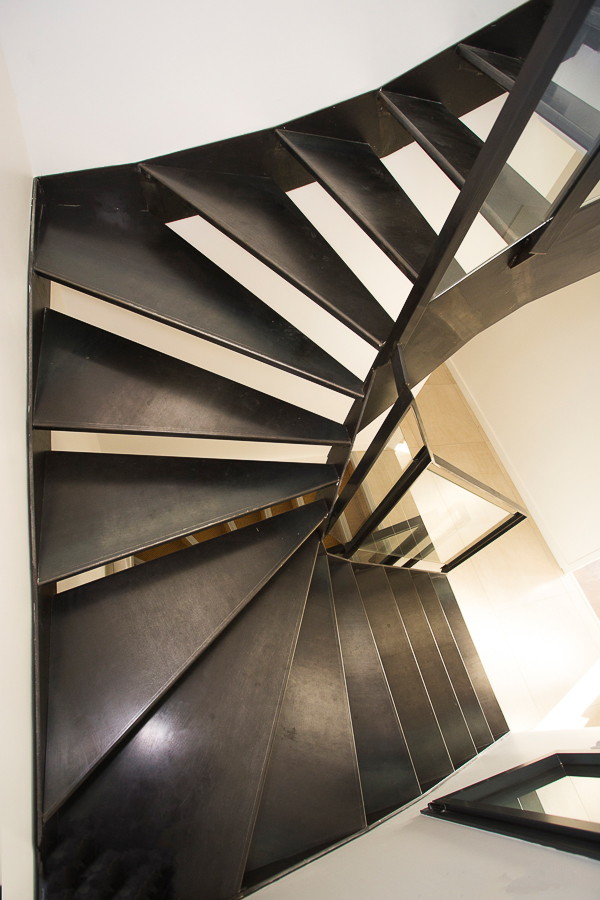 Escalier en spirale métallique sur mesure réalisé par un artisan métallier lyonnais de grande qualité, installé dans une maison du département du Rhône.