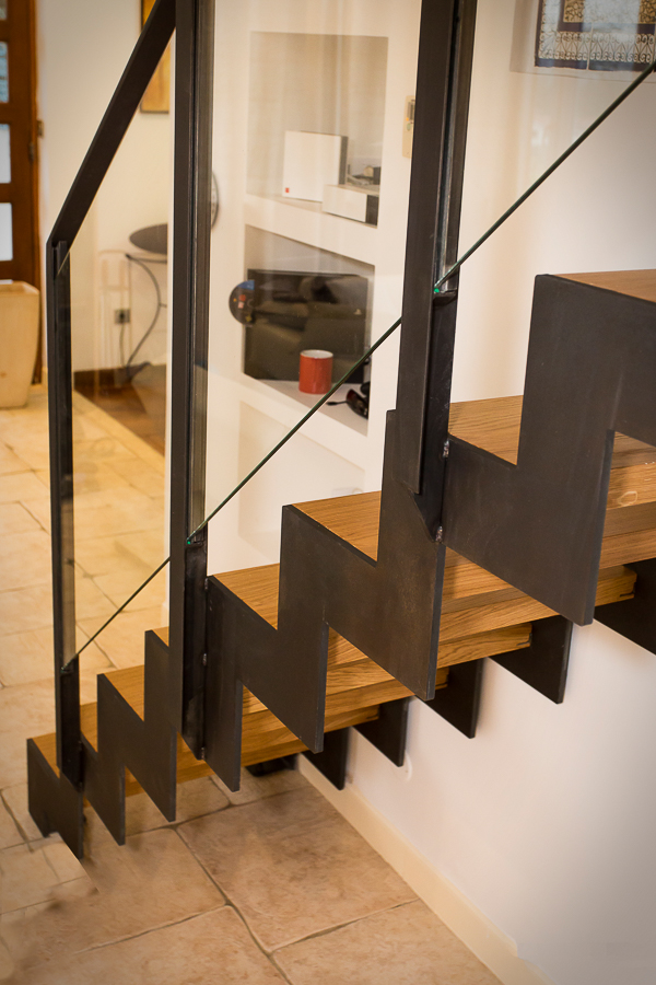 Escalier métallique sur mesure de grande qualité avec rampe en verre, réalisé par un artisan métallier basé à Lyon, dans le département du Rhône.