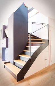 Un escalier dans une maison.