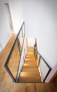Un escalier avec une rampe en verre.
