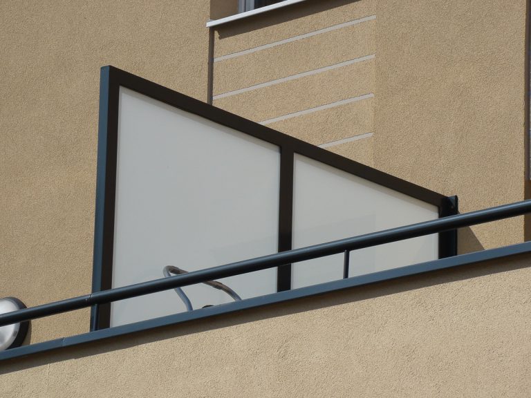 Une balustrade métallique sur un balcon.