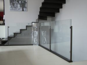 Une rampe d'escalier en verre.