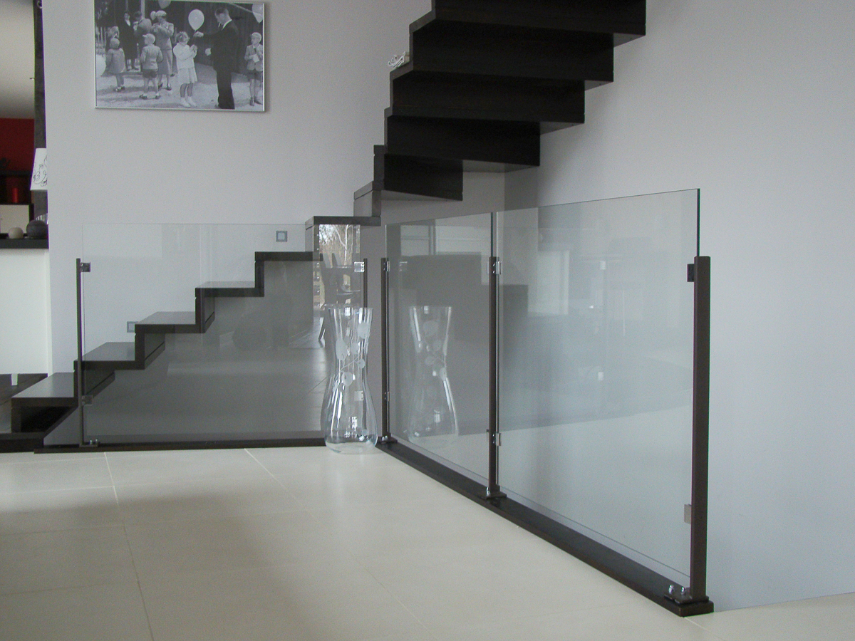 Une rampe d'escalier en verre.