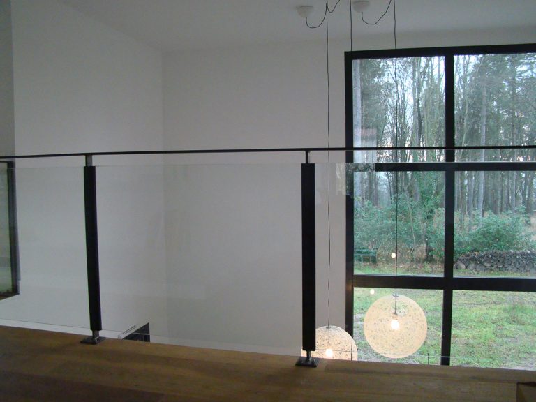 Une balustrade en verre dans une pièce.
