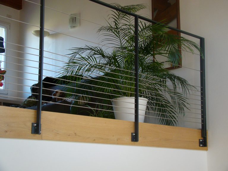Une plante sur une balustrade de balcon.