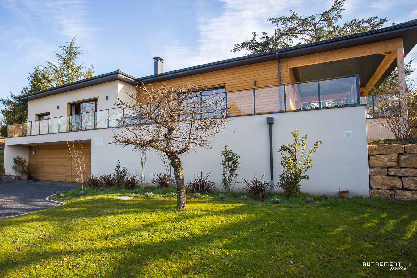 Une maison moderne avec une terrasse en bois.