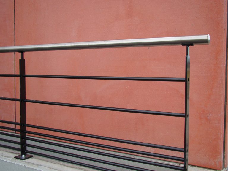 Une rampe métallique sur le côté d'un bâtiment.