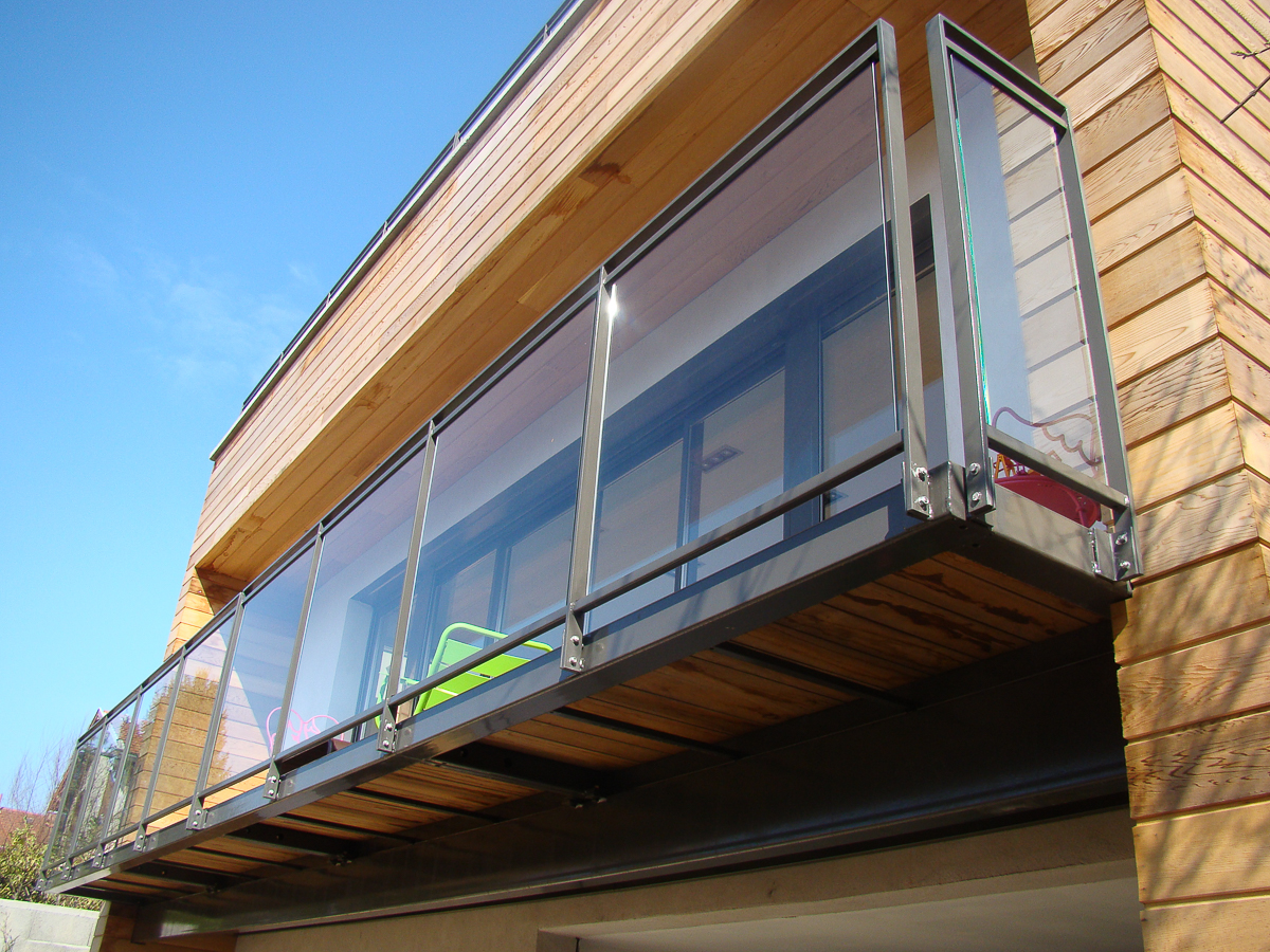 Une balustrade en bois sur un balcon.