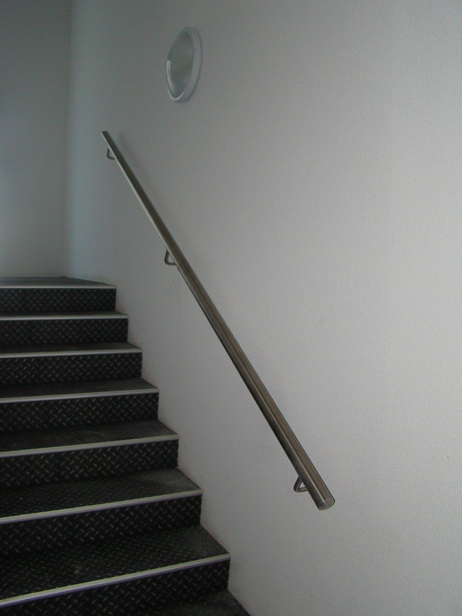 Une balustrade en métal sur les escaliers.