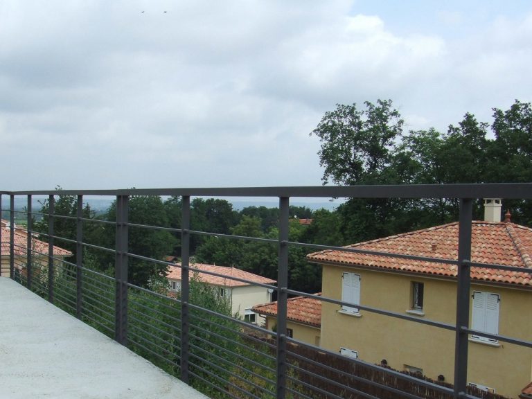 Un balcon avec garde-corps.