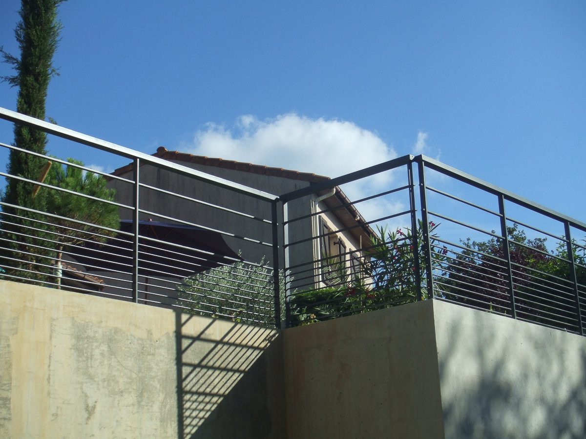 Une balustrade métallique sur le côté d'une maison.