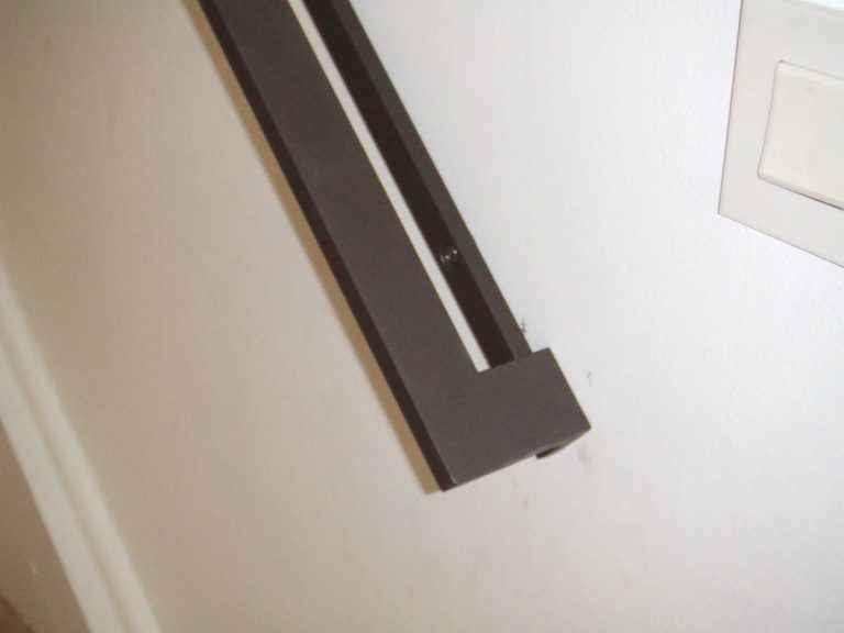 Une rampe métallique sur un mur.