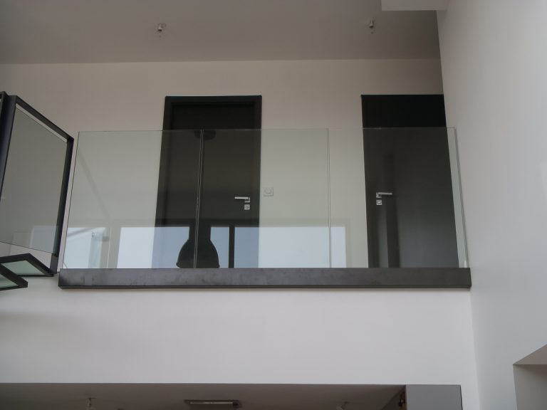 Une balustrade en verre dans une maison moderne.