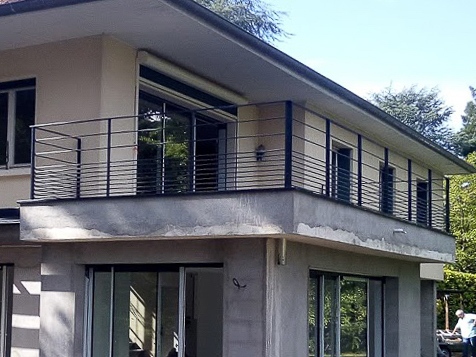 Une maison à Lyon avec un garde-corps de balcon en métal contemporain sur mesure, réalisé avec le savoir-faire de qualité de notre atelier de métallerie dans le Rhône.