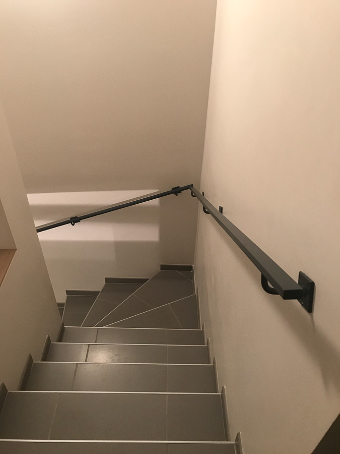 Une image d'une rampe d'escalier dans une maison.