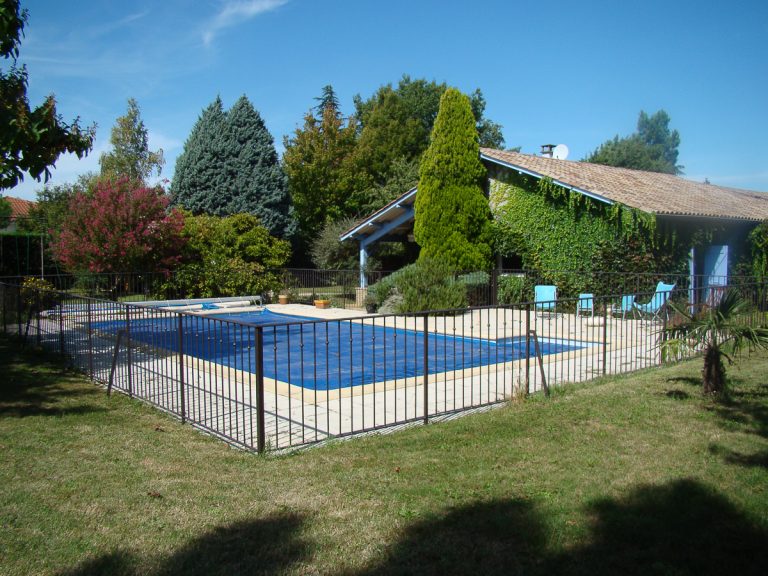 Une clôture métallique autour d'une piscine.