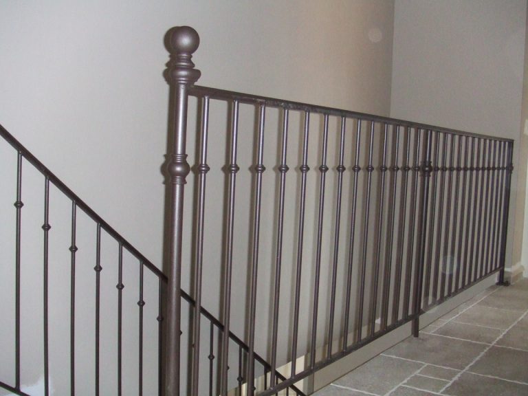 Un escalier en métal.