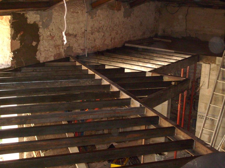 Un escalier est en cours de construction dans une pièce.
