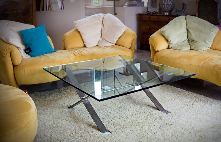 Une table basse métallique dans un salon.