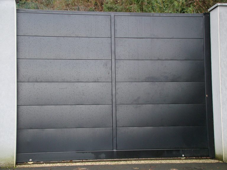 Un portail en métal avec un cadre noir.