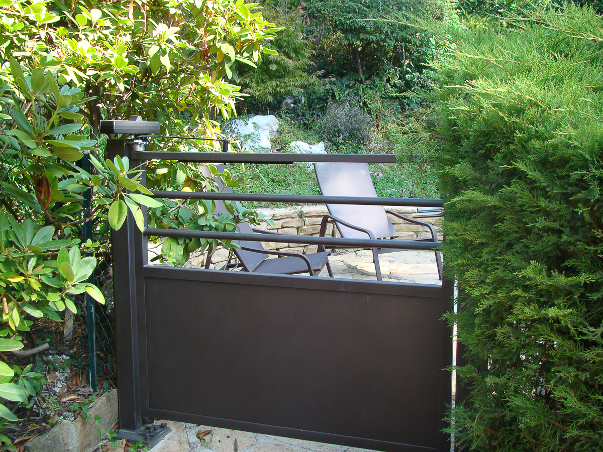 Un portail métallique dans un jardin.