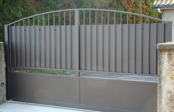 Un portail noir avec une structure en métal.