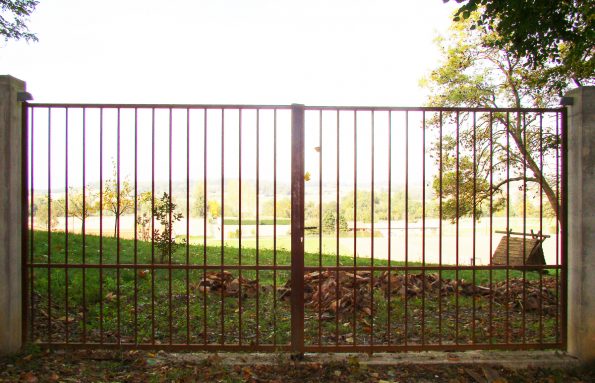 Un portail métallique au milieu d'un champ.