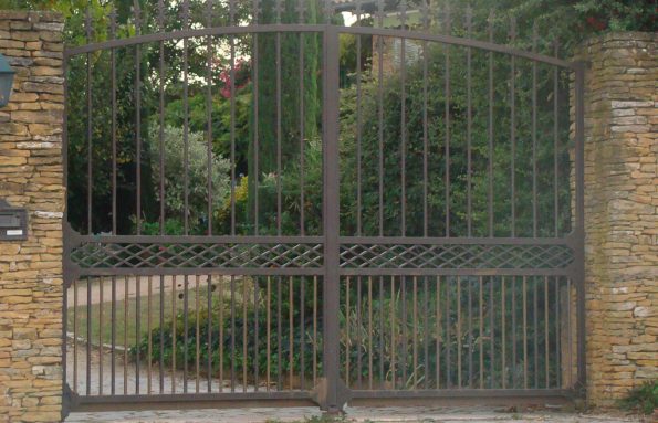 Un portail métallique protégeant une résidence.