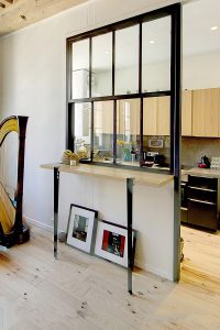 Un salon avec une harpe accrochée au mur.