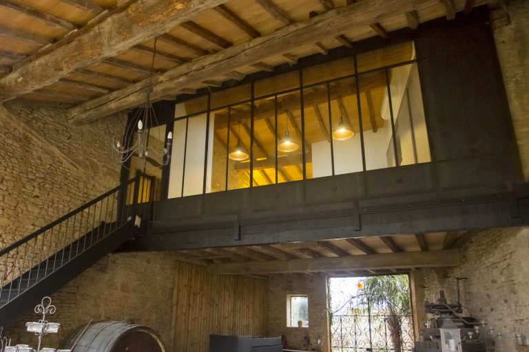 Une salle avec des tonneaux à vin en métal.