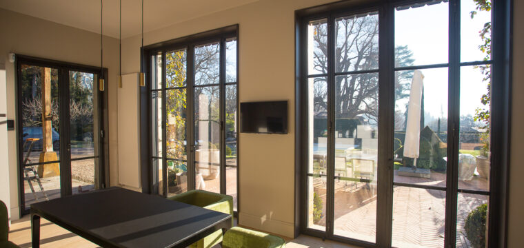 "Baie vitrée sur mesure en métal dans une salle à manger à Lyon."