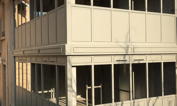 "Véranda et baie vitrée sur mesure, réalisée à Lyon par notre entreprise de métallurgie."