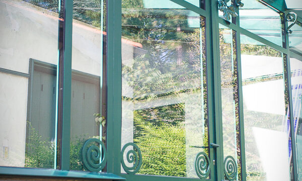 "Baies vitrées et véranda sur mesure en métal à Lyon."