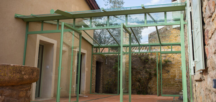 "Baie vitrée verte sur mesure, réalisation à Lyon par notre entreprise spécialisée en métal."