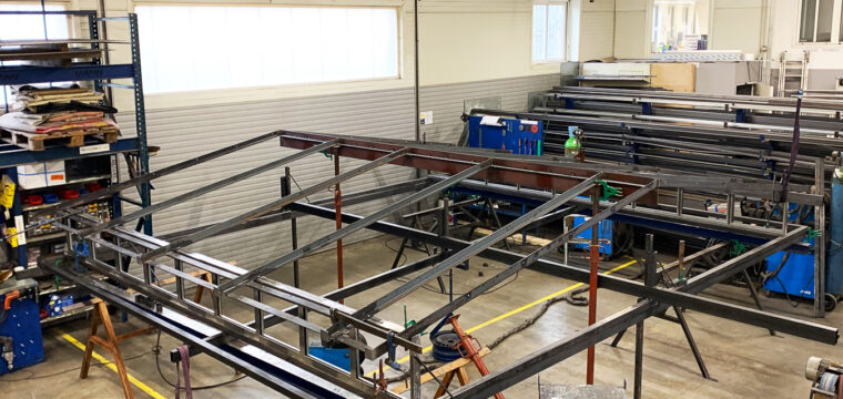 "Fabrication sur mesure de baie vitrée en métal dans notre atelier lyonnais."