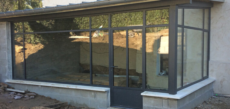"Baie vitrée sur mesure pour une maison en construction, Lyon."