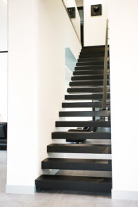 Un escalier en métal noir dans une maison.
