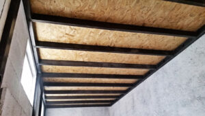 Le plafond du bâtiment intègre à la fois du bois et du métal.
