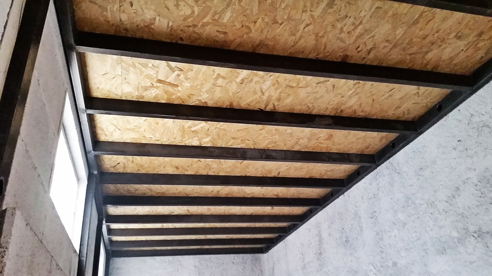 Visionnez notre réalisation sur-mesure d'une mezzanine en bois et métal, fruit de notre savoir-faire en métallerie. Ce projet a été conçu pour une habitation située à Lyon ou dans une commune avoisinante du département du Rhône.